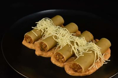 Cannelloni met een vulling van kruidige Italiaanse gehakt in een sausje van tomaat en mascarpone. Weegt ong 430 gr