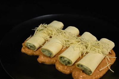 Cannelloni met een vulling van spinazie en ricotta in een sausje van tomaat en mascarpone. VEGGIE  Weegt Ong. 420 gr