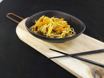 Japanse noedelsalade met kip